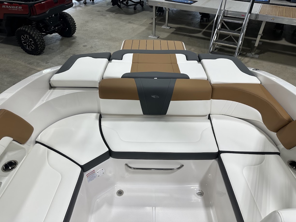 2024 Chaparral SSI 23 SPORT. 300hp 6.2 V8 Bravo 3! Wakeboard tower! - Photo 18